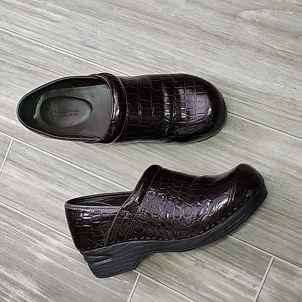 Croft & Barrow Alligator Embossed Clogs | Size 9
